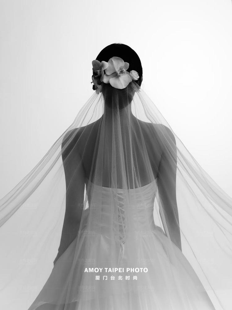 极简韩式婚纱照推荐:白色抹胸婚纱照的纯粹魅力