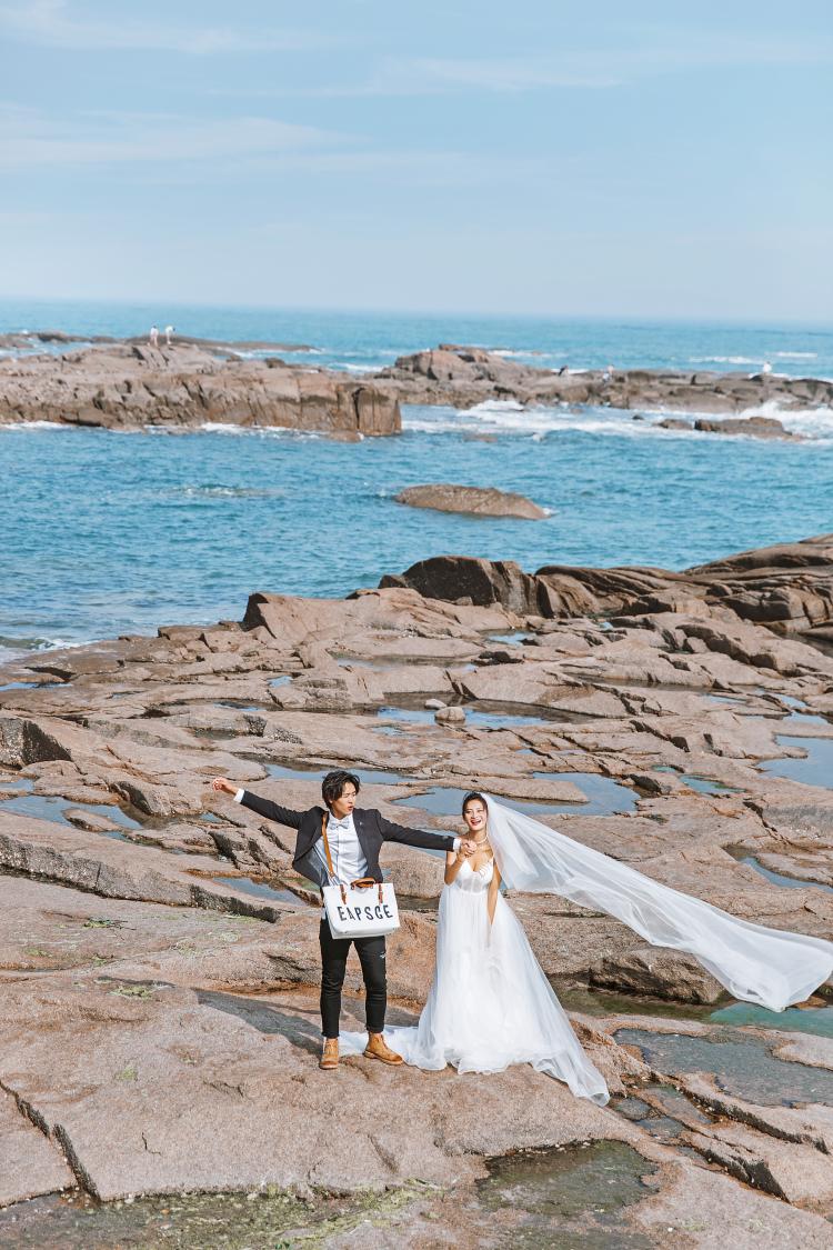 温州海景旅拍婚纱照：海边礁石婚纱照