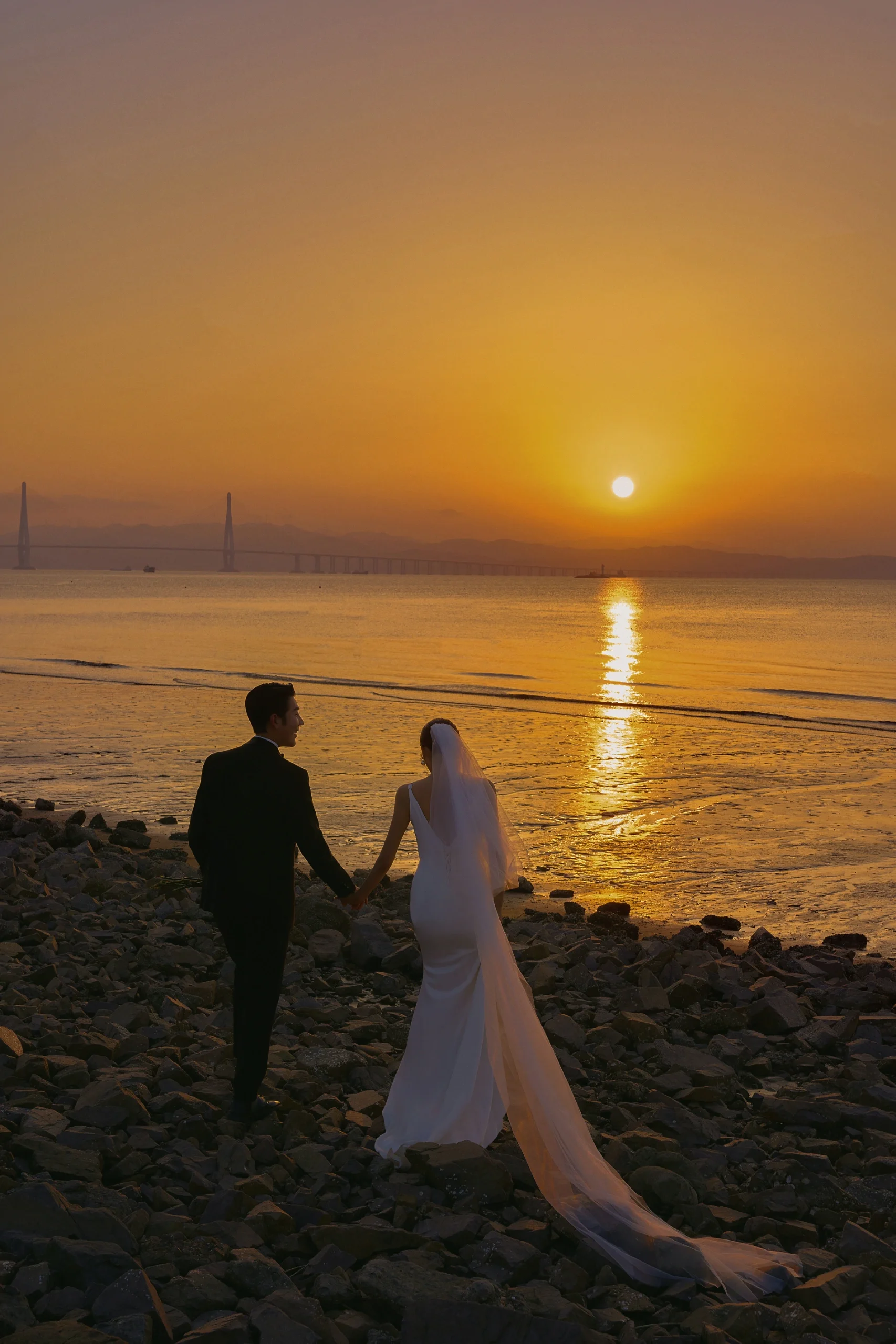 上海婚纱摄影：让人无法拒绝的夕阳海边婚纱照