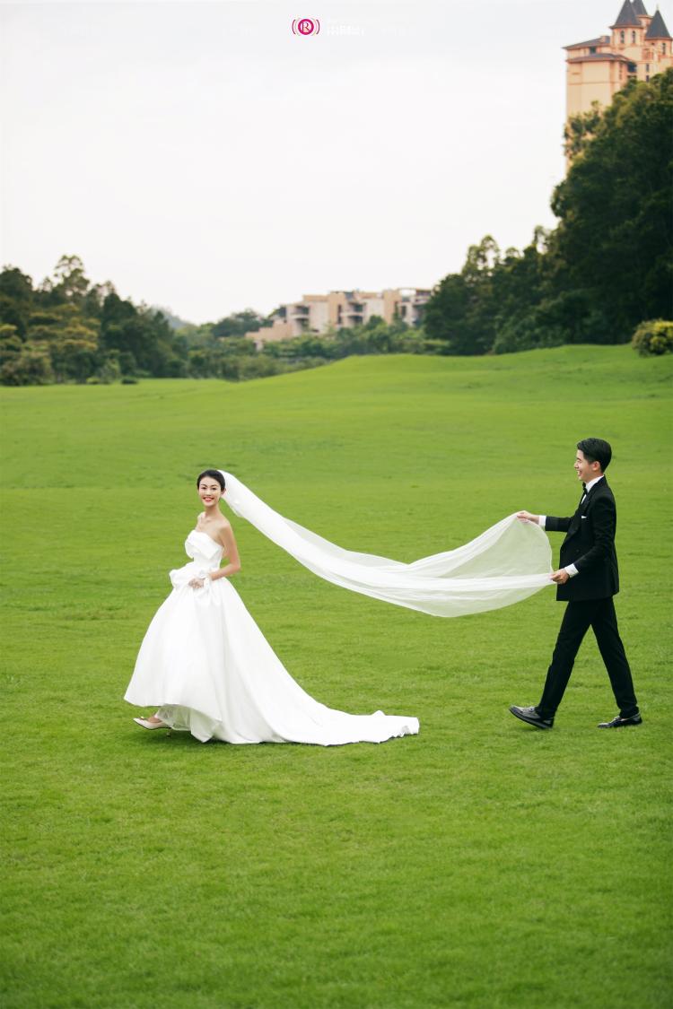 富有仪式感的大草坪婚纱照，不得不拍的一组场景风格吖