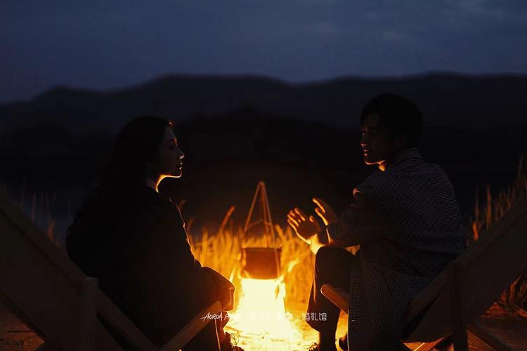 山顶夜景婚纱照 夜幕下篝火的烟火气