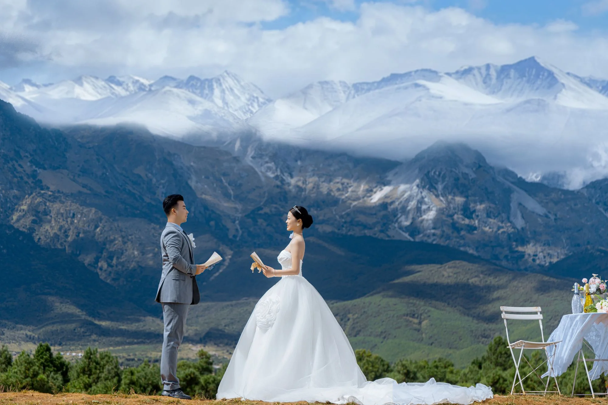 雪山远景婚纱照 高级感满满的婚纱摄影