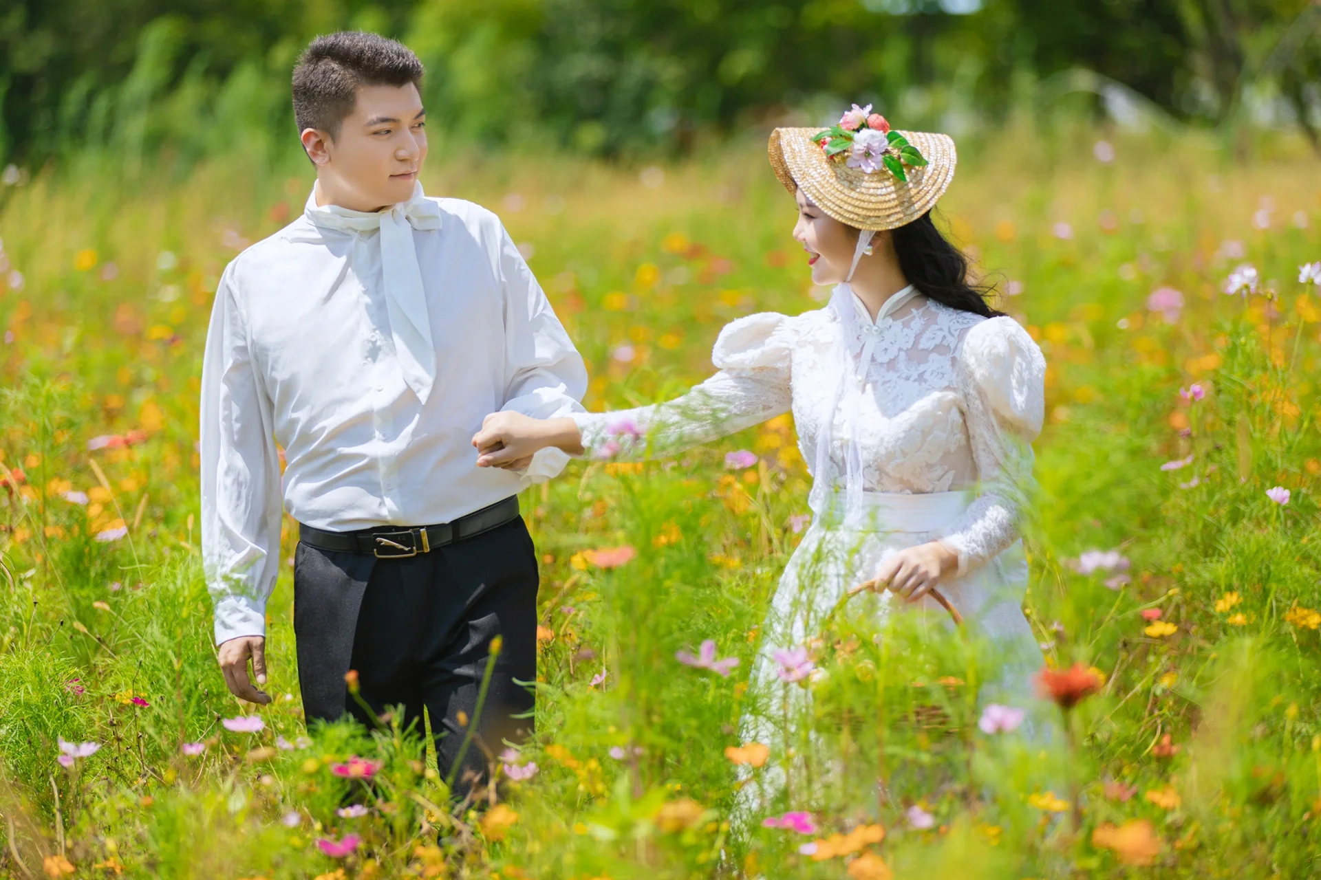 花海草坪婚纱照 秋日的花更加明媚动人