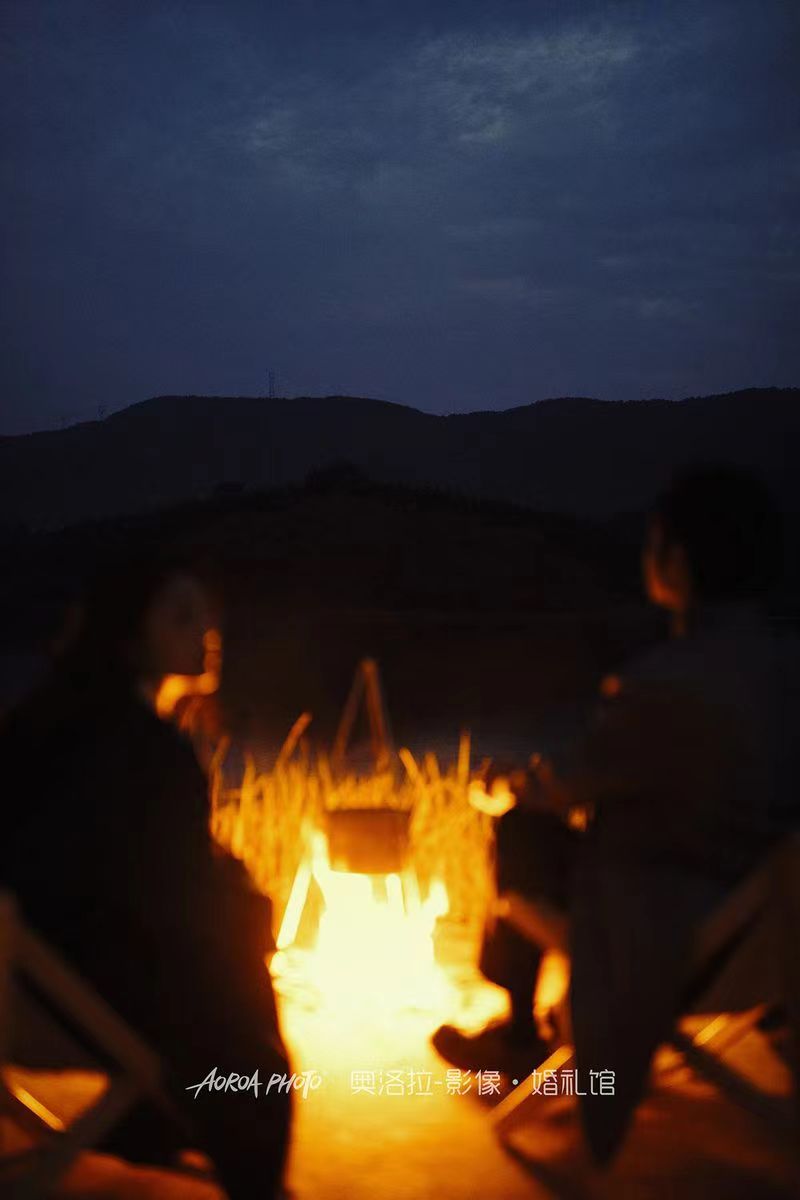 山顶夜景婚纱照 夜幕下篝火的烟火气