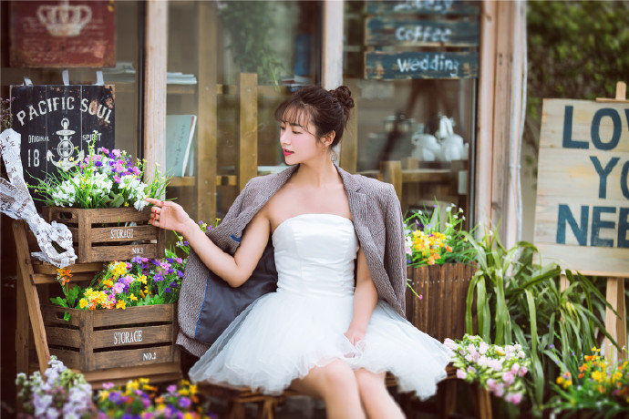 韩系户外街拍婚纱照 抹胸短裙婚纱彰显时尚个性·厦门公主嫁期
