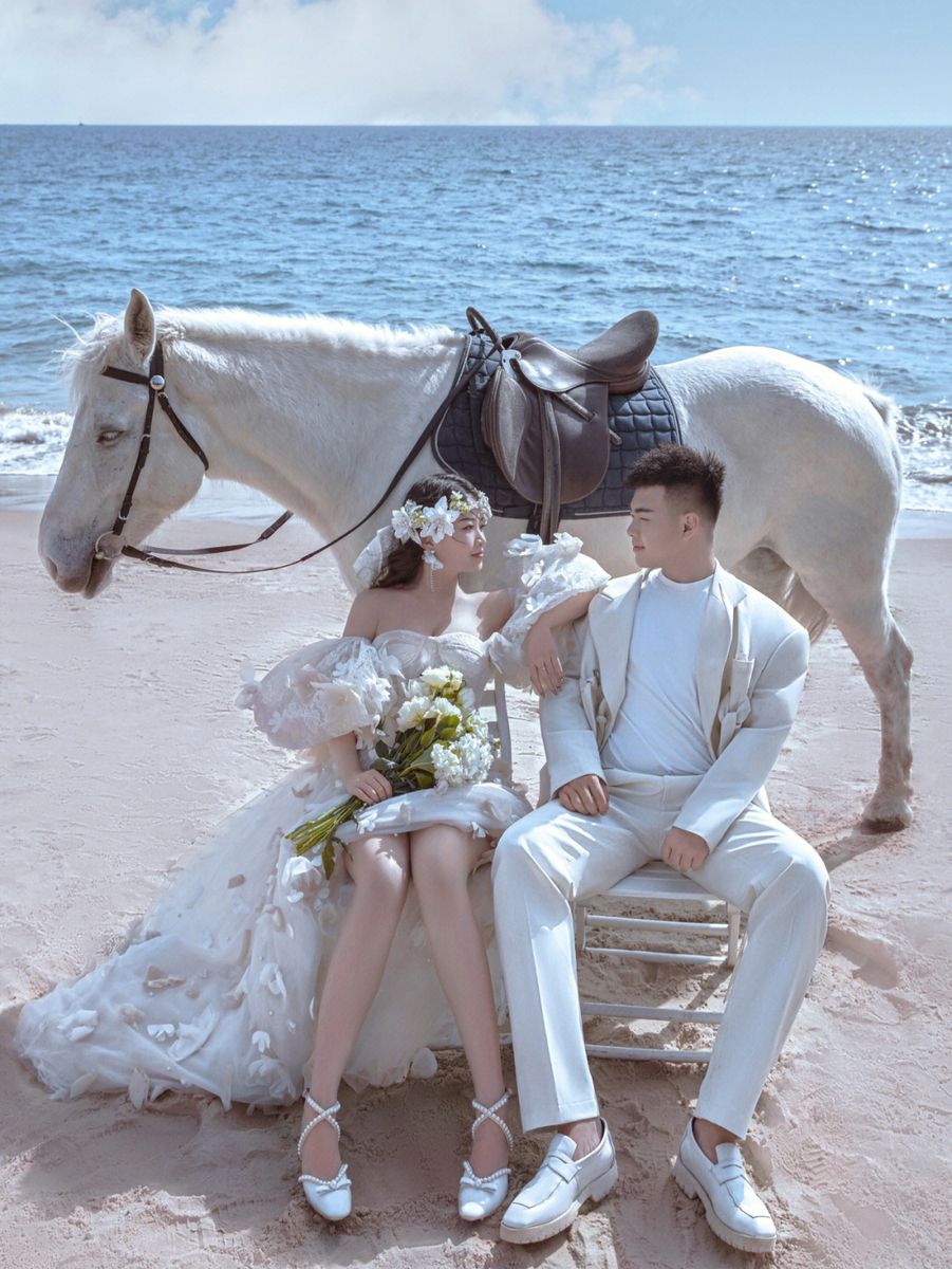 聊城婚纱摄影：海边沙滩婚纱照白马入境的生活气息