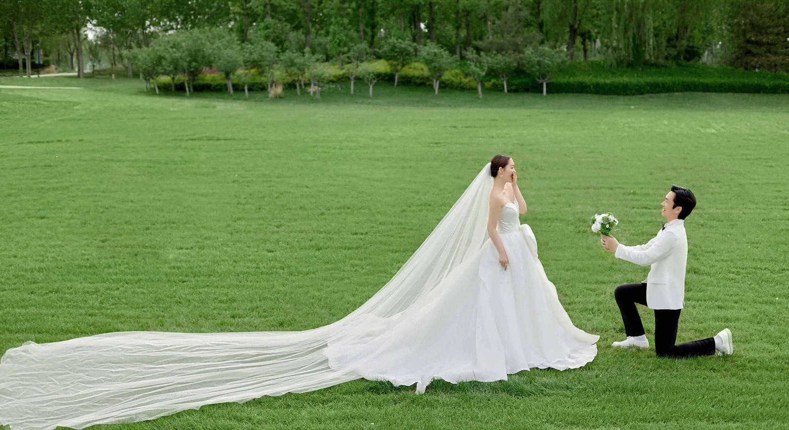 唯美白色婚纱照 草坪婚纱照