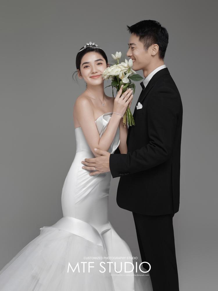 韩式婚纱照风格，极简高定+内景白纱+创意定制婚纱照