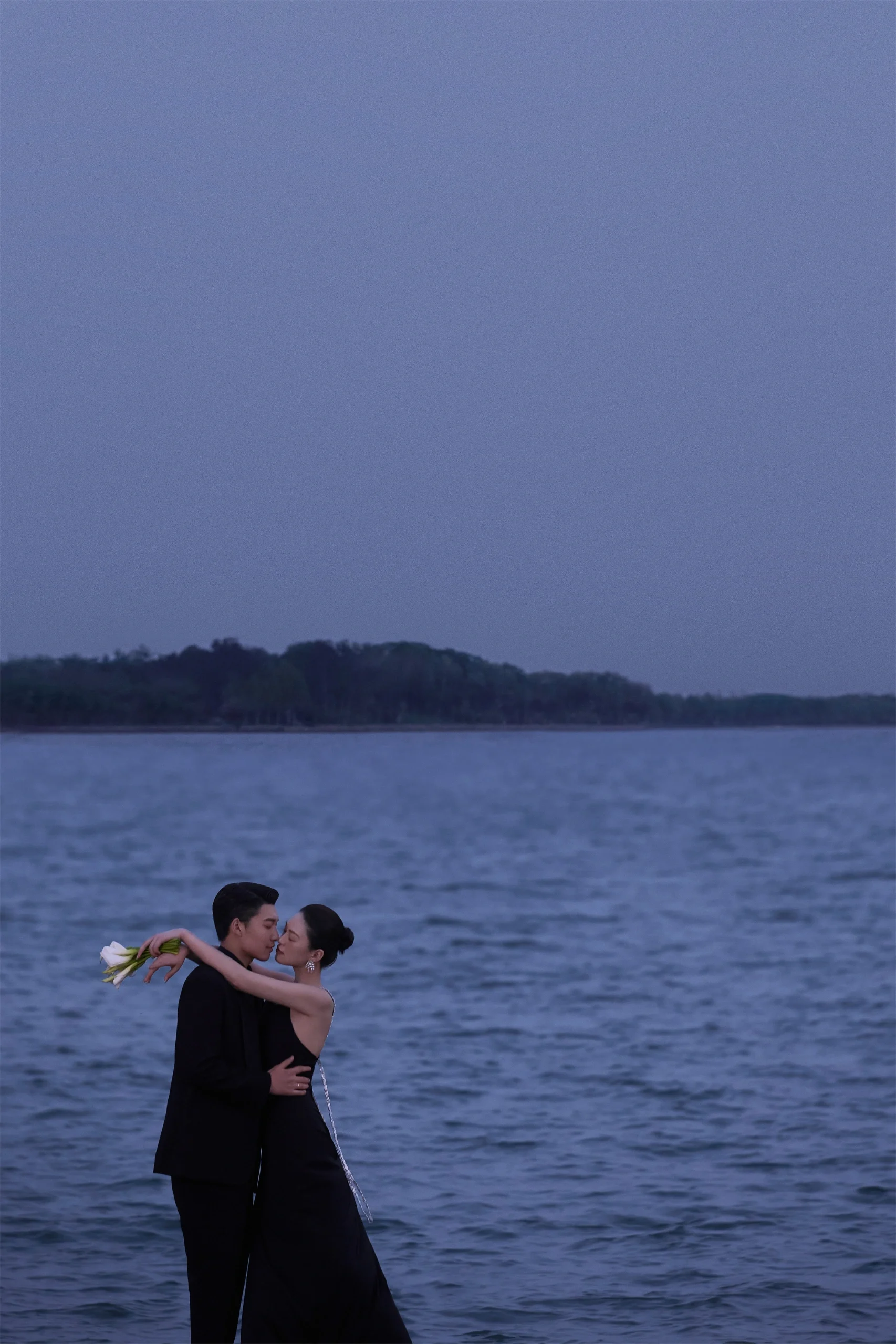 电影感夜景婚纱照   海边浪漫的永夜星辰