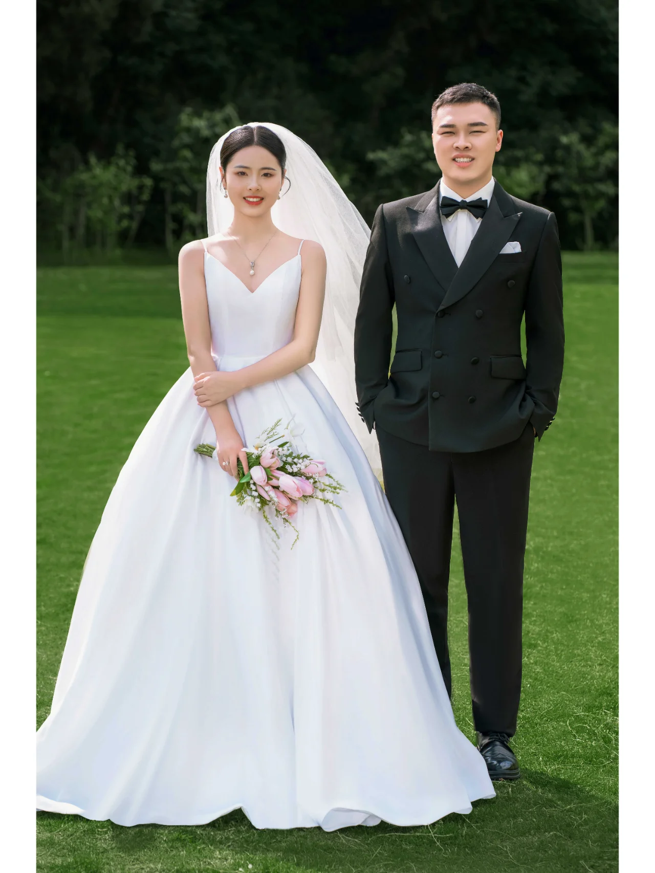 经典草坪婚纱照，爱情与浪漫的故事