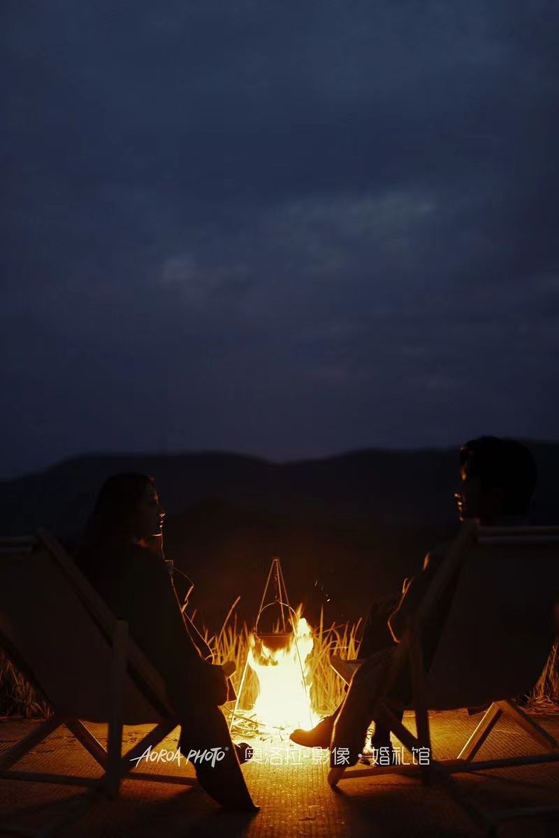 山顶夜景婚纱照 夜幕下篝火的烟火气