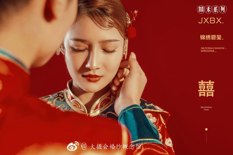 中国风创意婚纱照，中国红和汉服的结合