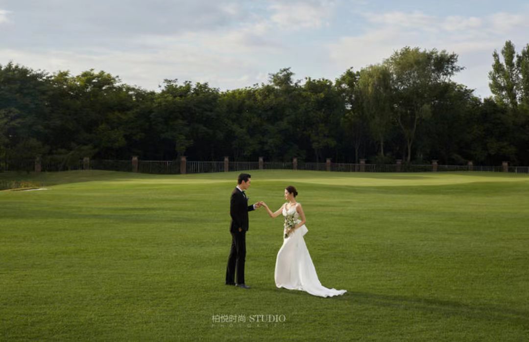 朝阳公园外景婚照 白纱草坪婚纱照