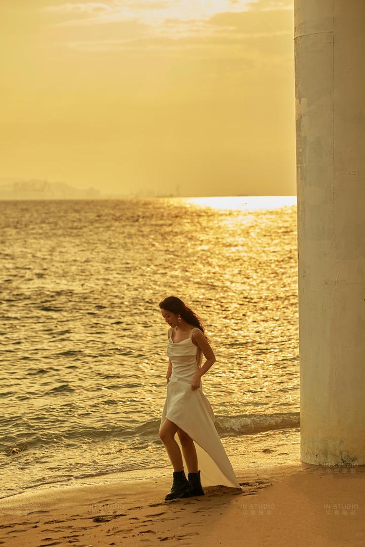 厦门夕阳海景婚纱照:夕阳下的礁石沙滩让婚纱照更有自然气息