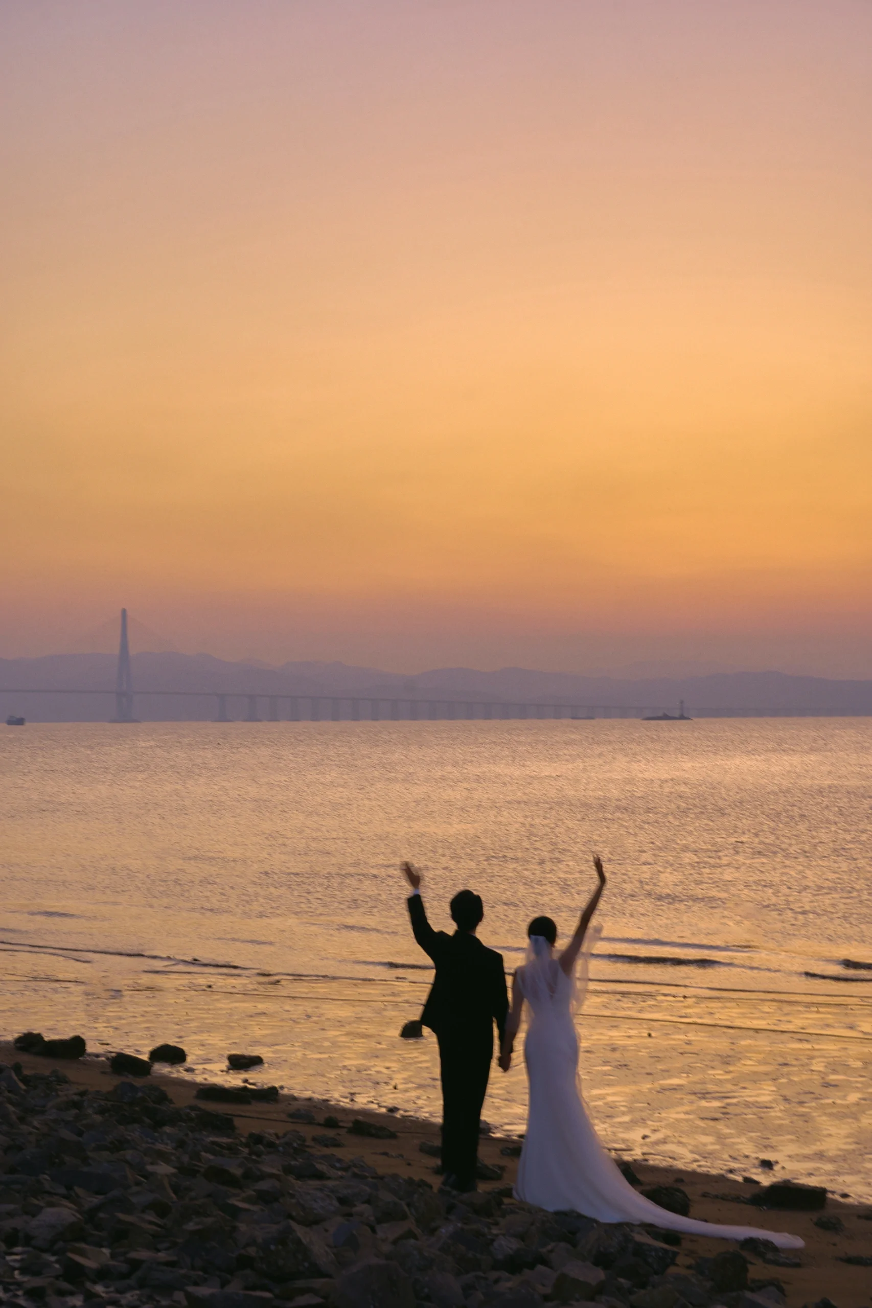 上海婚纱摄影：让人无法拒绝的夕阳海边婚纱照