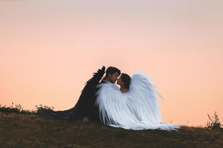 天使与恶魔主题黑白婚纱照 厦门婚纱摄影