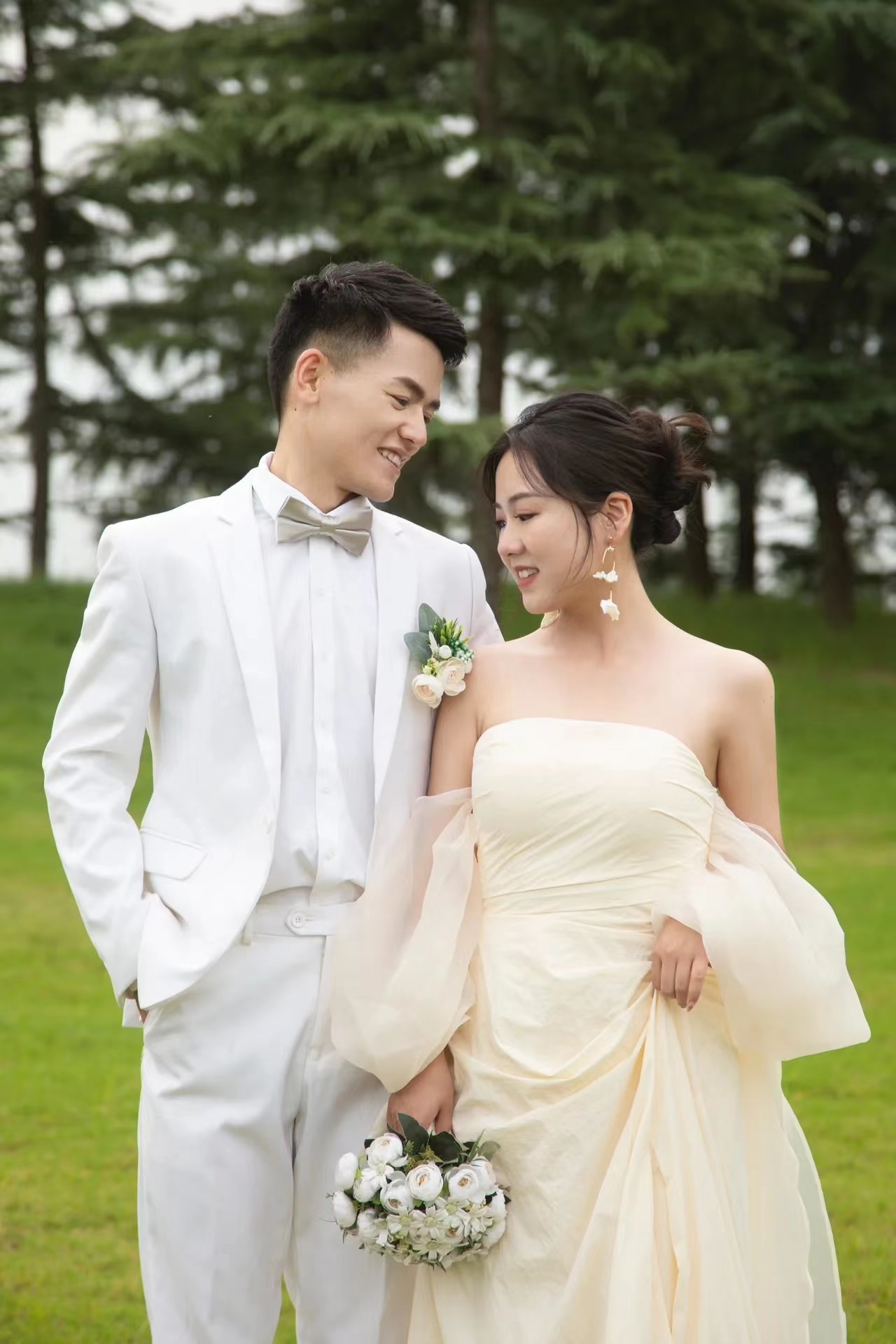 渭南婚纱照：草坪婚纱照 大自然和抹胸婚纱的结合·初见婚纱摄影