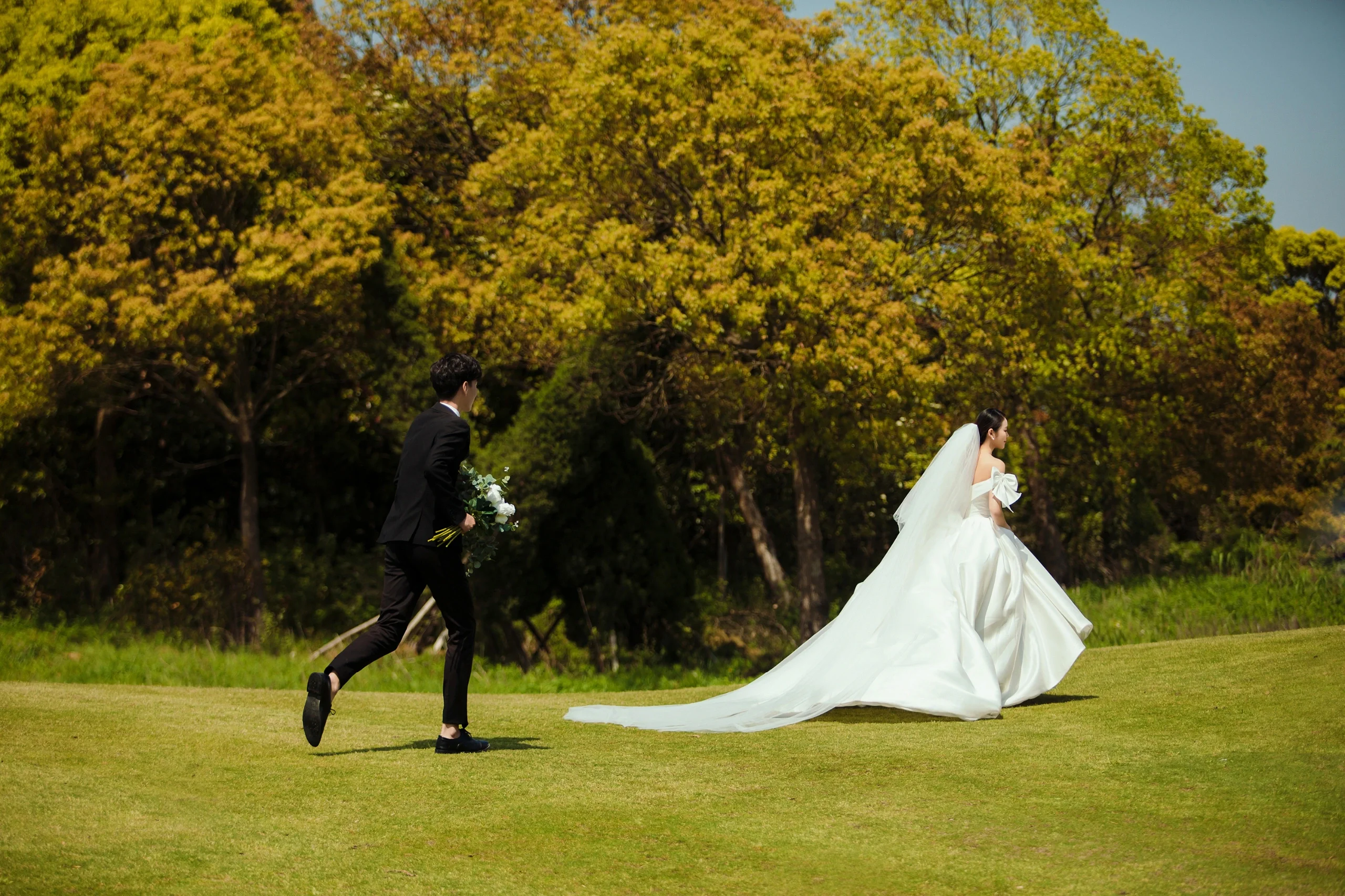 上海婚纱摄影：外景森系草坪婚纱照 大自然的清新风