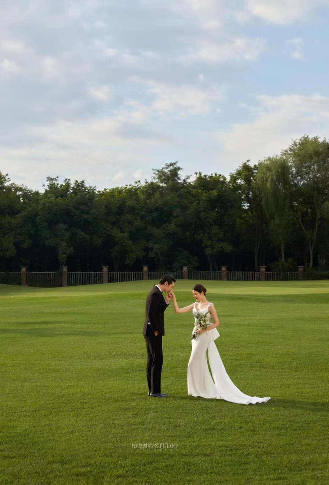 朝阳公园外景婚照 白纱草坪婚纱照