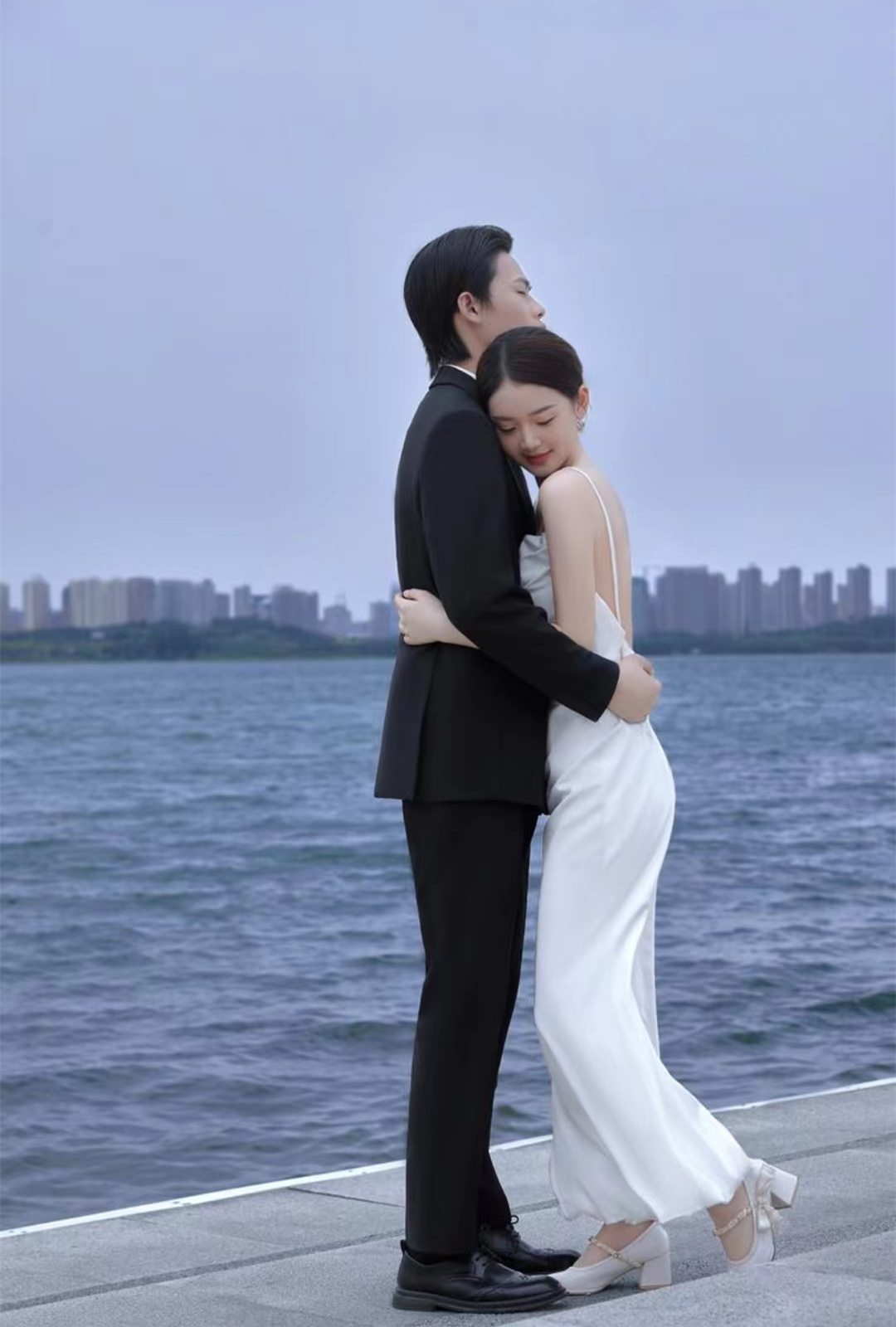 外景系列婚纱照·湖边鱼尾·广州婚纱照