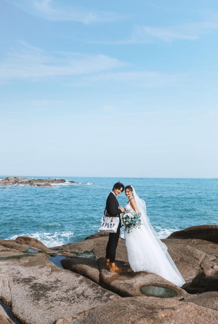 浪花朵朵主题婚纱照 沙滩礁石海浪让婚纱照更有大自然的风貌