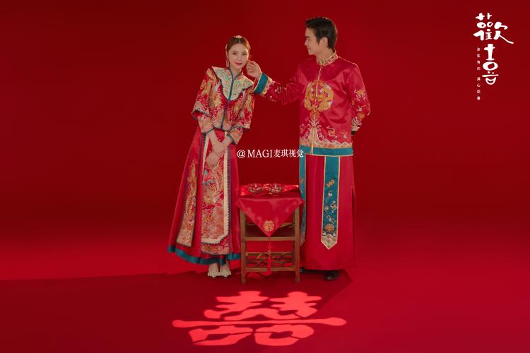 红色秀禾服结婚照 中式传统古典美