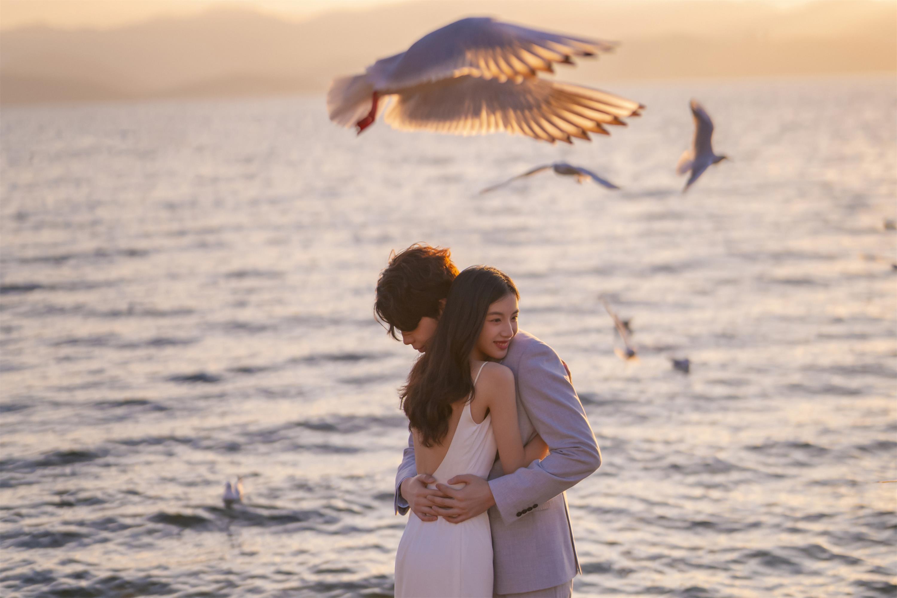 我向海鸥诉说我的浪漫，它带着我的浪漫婚照飞向远方